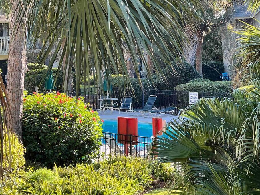 Spacious, Cozy W/parking In Coligny *
