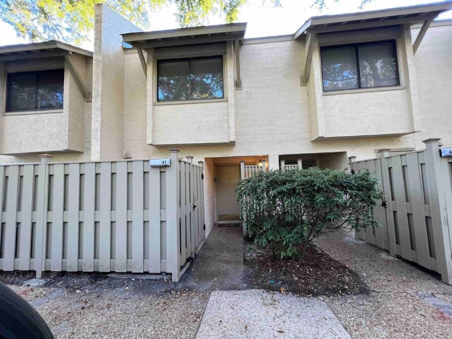 Spacious, Cozy W/parking In Coligny *