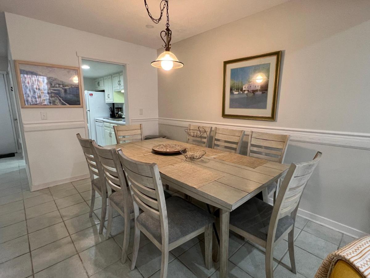Spacious, Cozy W/parking In Coligny *