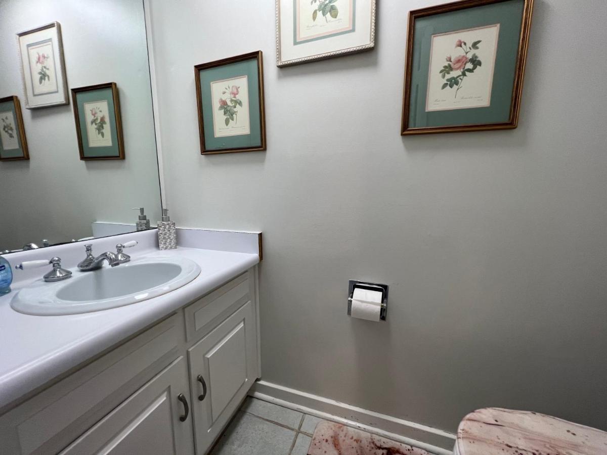 Spacious, Cozy W/parking In Coligny *